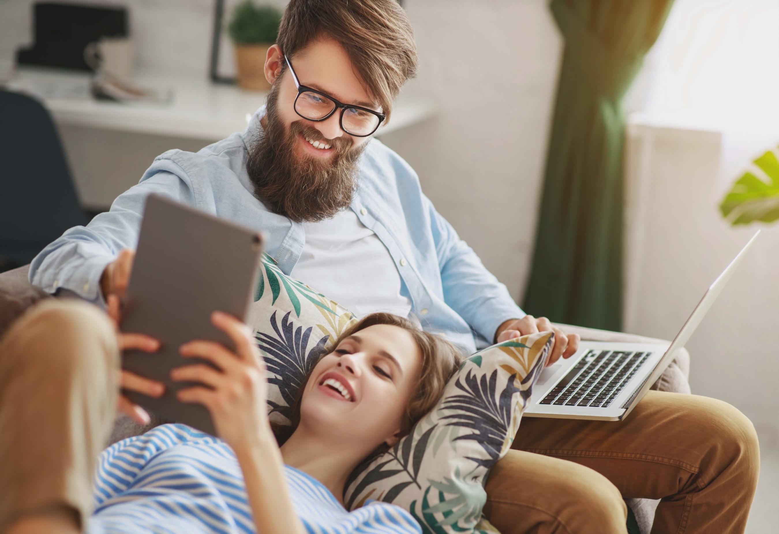 Persona reflexionando sobre decisiones financieras personales