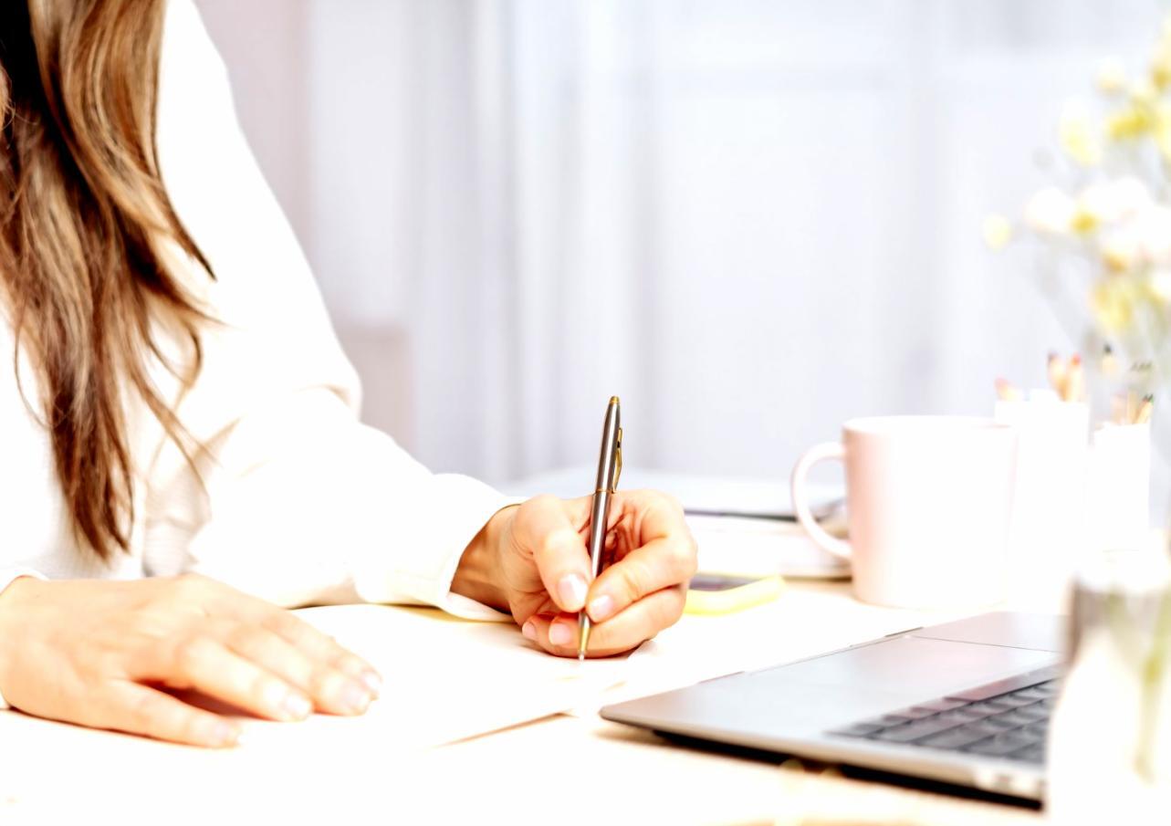 Representación visual de reflexión sobre decisiones financieras y su impacto emocional